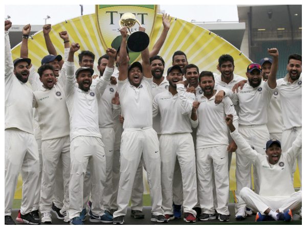 ಬಾರ್ಡರ್ ಗವಾಸ್ಕರ್ ಟ್ರೋಫಿಯೊಂದಿಗೆ ಅಯ್ಯರ್ ಫೋಟೋ