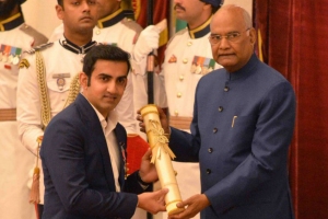 ಪದ್ಮಶ್ರೀ ಪುರಸ್ಕಾರ ಸ್ವೀಕರಿಸಿದ ಮಾಜಿ ಕ್ರಿಕೆಟಿಗ ಗಂಭೀರ್, ಫುಟ್ಬಾಲಿಗ ಛೆಟ್ರಿ